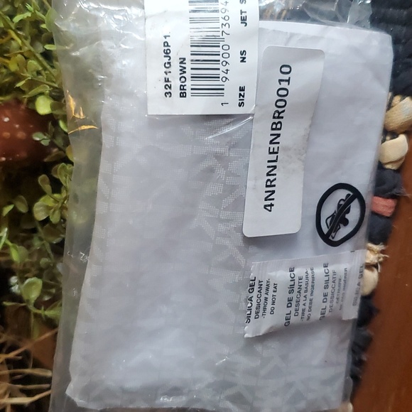 Michael Kor's jet set wallet - Picture 7 of 7